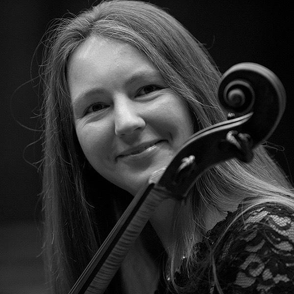 Bereits als Jugendliche spielt Dora Figueroa begeistert Cello, gewinnt „Jugend musiziert“, macht an der Hochschule für Musik und Theater »Felix Mendelssohn Bartholdy« in Leipzig ihr Diplom. Ein Wettbewerb bringt ihr ein Jahr an der renommierten Juilliard School ein, der DAAD unterstützt ein zweites. Es ist nicht nur die Schule („Da sind wirklich nur die Besten der Besten!“), die sie in der Stadt hält: „Ein Jahr New York war mir einfach nicht genug!“

@metopera @brand_eins @katalinafarkas @nyc12x12 @auswaertigesamt