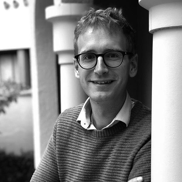 Vom vierhändigen Klavierspiel zu kotzenden Kindern bis hin zu Elon Musk - in dieser 55. Episode von Wunderbar Together mit Professor (!) Adrian Daub ist alles drin.

Adrian, der mit Partner und Kind in San Franciscos "Gayborhood”, dem Castro, lebt und Literaturwissenschaften und Germanistik in Stanford lehrt, ist aktuell vor allem deswegen in deutschen Medien zu finden, weil er als einer der besten Erklärer für einen Ort gilt, der uns seit Jahrzehnten als Mythos angepriesen wird: das Silicon Valley.

Jetzt live auf @spotifypodcasts und verlinkt bei uns in der bio.
