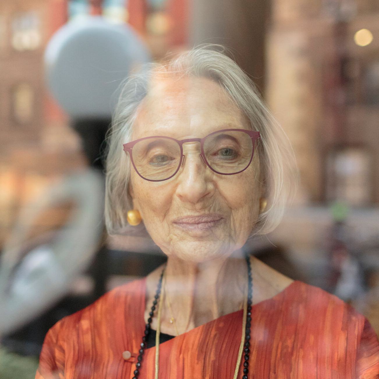 Heute ein Pod mit unserem bislang ältesten Gast. Rita Paul. 96 Jahre alt. Und immer noch so cool wie ein Rockstar. Ohne die entsprechenden Allüren, versteht sich. Dass sie sich mit Rockstars auskennt, überrascht kaum: Im altehrwürdigen @wshotelnyc, das ihre Familie seit fünf Jahrzehnten leitet, gingen Weltstars der Musik und Literatur jahrelang aus und ein.

Rita Paul nimmt uns mit auf eine bewegte Reise. Mit sechs Jahren flieht die 1927 in Berlin geborene Jüdin vor den Nationalsozialisten nach Paris, 1940 weiter in die USA. Heute ist Ritas Erinnerung an Deutschland flüchtig. Sie habe Berlin und die neuen Bundesländer bereist, erzählt sie. Ihre Heimat ist und bleibt aber New York. Auch ihre sprachliche. Ihr German sei nonexistent, nur an einige Wörter erinnere sie sich, darunter „Dingsbums“ – ein sprachliches Juwel.

👉 Jetzt reinhören in Folge 66. Link in bio. 

@brand_eins | @futurelix | @katalinafarkas