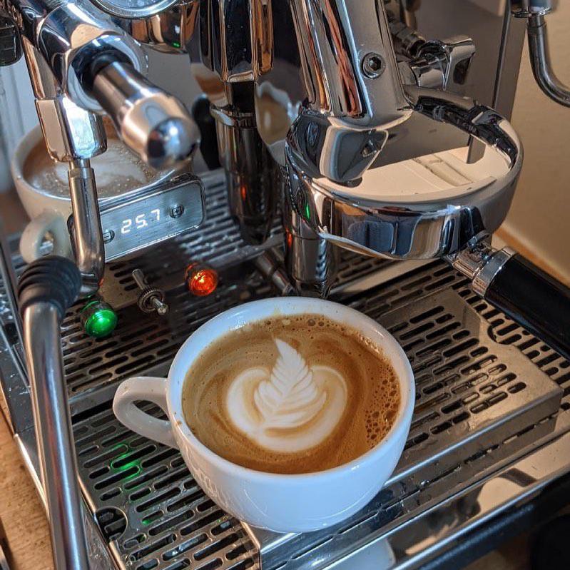Auch im Home-Office braucht man guten Kaffee. So hat sich LinkedIn-Produktmanager @byzalativ eine gute Siebträgermaschine zugelegt und in die Kunst der Kaffeezubereitung reingefuchst. Mehr zu Kaffee und andere Home-Office Hacks gibt’s in Folge #29 mit Christian Byza.